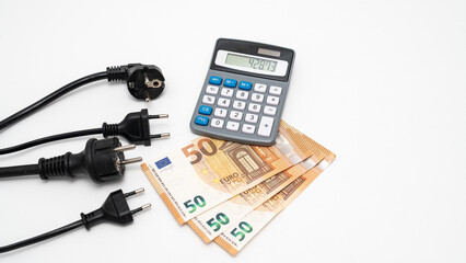 Stromkabel mit Taschenrechner und 50 Euro Scheinen Energiekosten - obrazy, fototapety, plakaty