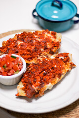 Molletes con chorizo y pico de gallo 