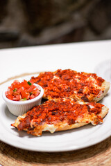 Molletes de chorizo con pico de gallo 