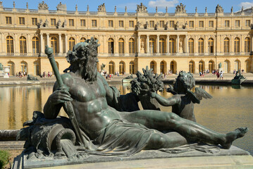 Fototapeta na wymiar Château de Versailles : bassin Nord et statue représentant la Seine