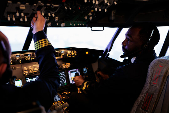 รูปภาพCo-Pilot – เลือกดูภาพถ่ายสต็อก เวกเตอร์ และวิดีโอ6,005 | Adobe Stock
