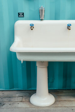 Retro Outdoor Washstand