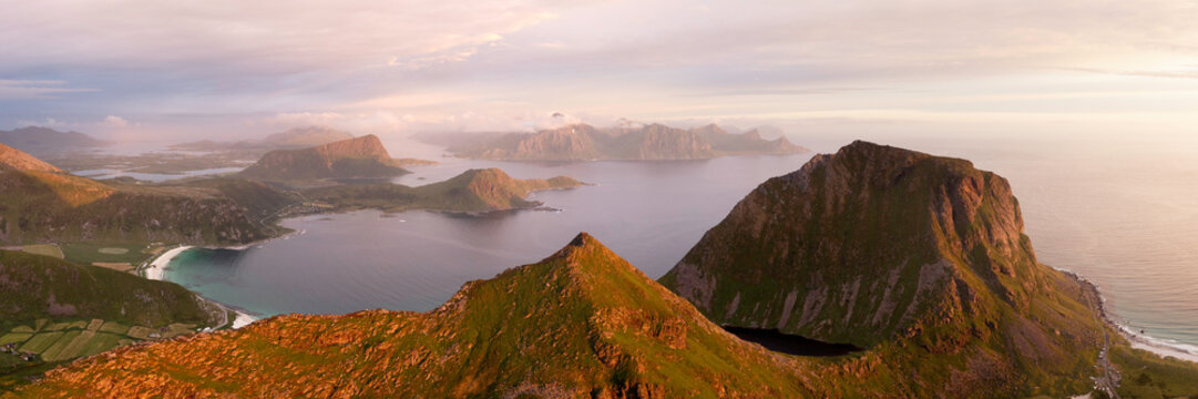 Haulkland vik Uttakleiv beach stranda Veggen Mannen mountain