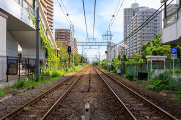 Fototapeta premium 都市の建物の間の電車の線路