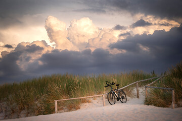 Fototapeta Rower oparty o drewniane ogrodzenie zejścia na plazę obraz