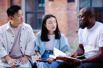 Freelancers developing working plan in team 