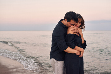 Obraz premium young couple near the sea