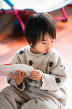 Asian babies who read picture books alone