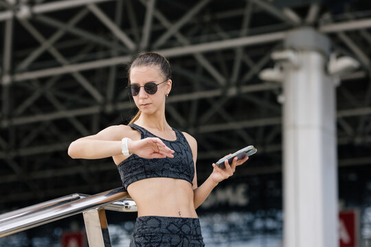 athlete using smartwatch