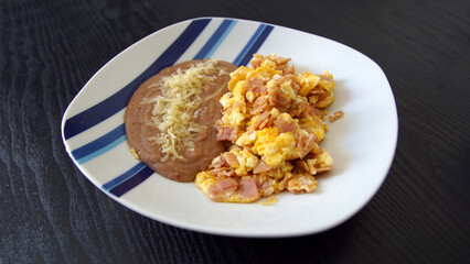 Huevo con jamón y frijoles refritos con queso, Jam and egg with beans and Cheese, eggs whit jam, mexican breakfast, desayuno mexicano, huevo al gusto, mexican food, almuerzo mexicano