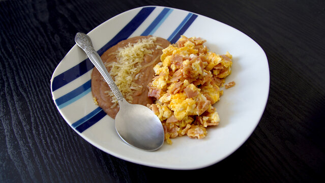 Huevo con jam&oacute;n y frijoles refritos con queso, Jam and egg with beans and Cheese, eggs whit jam, mexican breakfast, desayuno mexicano, huevo al gusto, mexican food, almuerzo mexicano