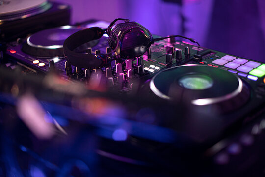 dj turntable and headphones