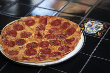 Pizza de peperoni sobre mesa negra 