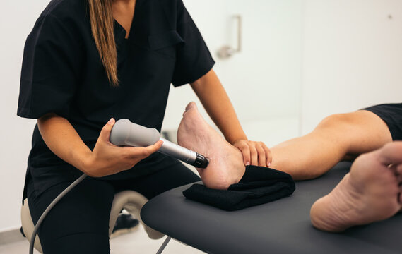 Rehabilitation treatment with shock waves in a physiotherapy clinic
