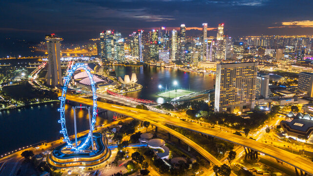 Beautiful glowing Singapore cityscape at night © Creativa Images