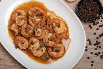 Fried prawns with black pepper and garlic in a white plate