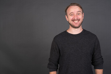 Obraz premium Studio portrait of blonde Caucasian man against gray background