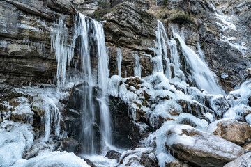 Wasserfall vereist im Winter