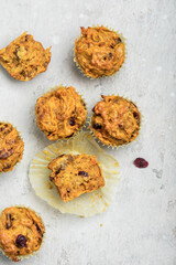 Petits gâteaux muffins fait maison à la carotte cranberries et épices