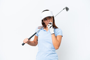 Young caucasian woman playing golf isolated on white background having doubts