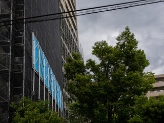 【台風養生】大規模修繕工事で使用する建設足場