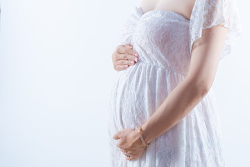 マタニティドレスでお腹をささえる妊婦...