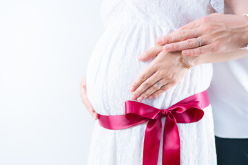 リボンを結んだおしゃれな夫婦マタニティフォトイメージ...
