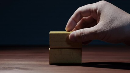 積み木を積み上げる