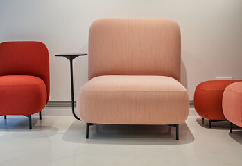 Butaca sillón asiento de color rosa de aspecto moderno y contemporáneo