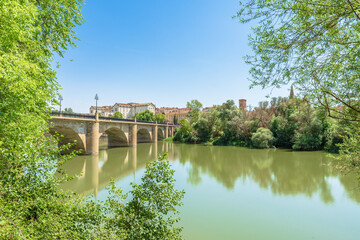 Fototapeta premium Scenic view of River Ebro with a stone bridge in Logroño city, La Rioja, Spain