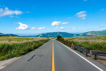 阿蘇パノラマラインのドライブ風景（熊本県）