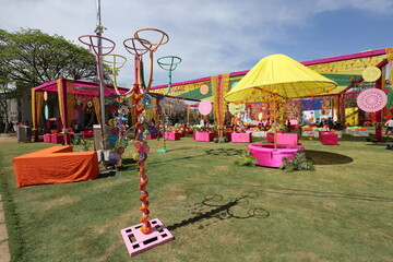 Obraz premium Bangalore, India 14th September 2022: Grand and Luxurious Indian Wedding Decoration. Wedding Events Decor. Rajasthani themed Wedding Decorations and Arrangement setup