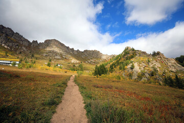 몽골의 유명한 관광명소인 아리야발 사원의 아름다운 풍경이다.