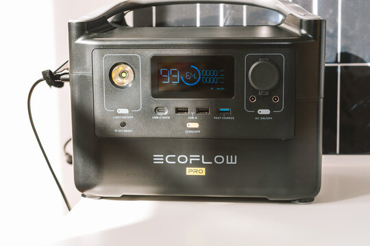Charging Ecoflow River Pro Portable Power Station with solar panel