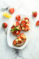 Strawberry toasts with almon and cheese