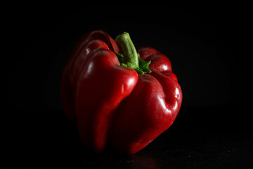 Close up pimiento rojo sobre fondo oscuro. Dieta. Saludable. Comida vegetariana.