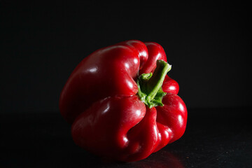Close up pimiento rojo sobre fondo oscuro. Dieta. Saludable. Comida vegetariana.