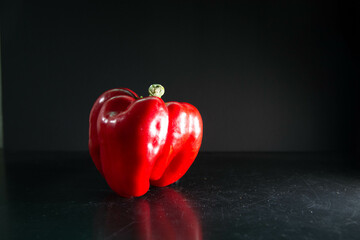 Close up pimiento rojo sobre fondo oscuro. Dieta. Saludable. Comida vegetariana.