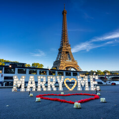 The romantic scenery of a marriage proposal with the inscription marry me in front of the Eiffel Tower in Paris, France - obrazy, fototapety, plakaty