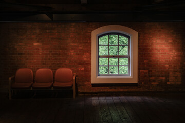 赤レンガ倉庫の窓の光