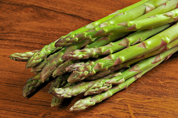Aspargos em fundo de madeira