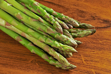 Aspargos frescos em fundo de madeira