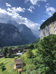 Idyllische Berglandschaft mit Wasserfall