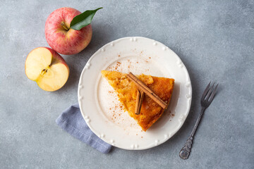 Caramelized apple cake is a delicious dessert. Turkish name; elmali kek