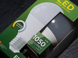 A LED lamp of 4000K cool white and 1050 LUMEN in the package - obrazy, fototapety, plakaty