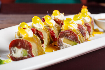 Tartare roll di carne farri con carne cruda, formaggio cremoso fresco, avocado e ricotta servito come antipasto in una braceria napoletana