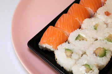 barquette de sushis et makis