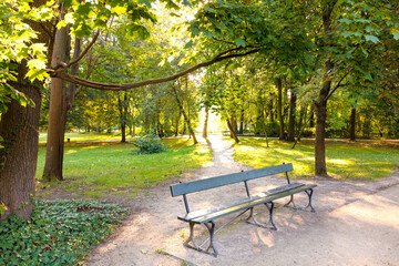 Łazienki Królewskie w Warszawie. Romantyczny park w centrum Warszawy. Wczesna jesień w parku.
