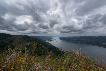 Obraz premium Majestic sweeping landscape views of the Columbia River Gorge from Angel's rest hiking trail summit, Oregon