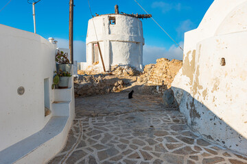 Mulino a vento tradizionale nel villaggio di Chora, isola di Anafi GR